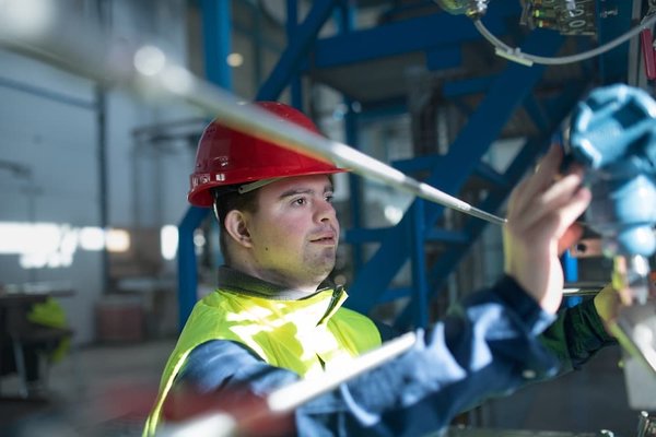 Quelle est l'approche optimale pour intégrer un écran tactile multipoint dans un kiosque interactif public?